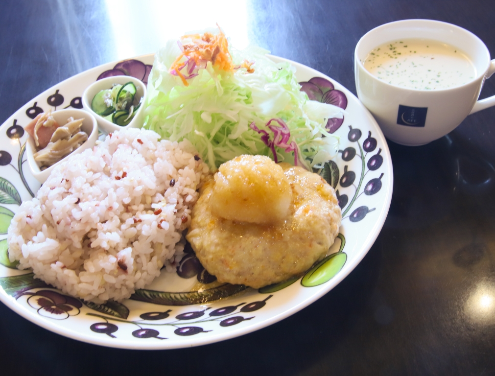 黒酢ソースで頂く鶏肉と蓮根の豆腐ハンバーグ