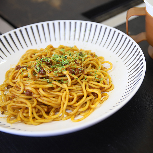 焼きそばとイタリアンの融合!ミート焼きそばポテサラセット