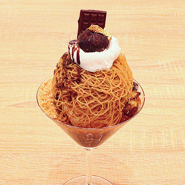 季節のフルーツと栗とチョコのモンブランパフェ