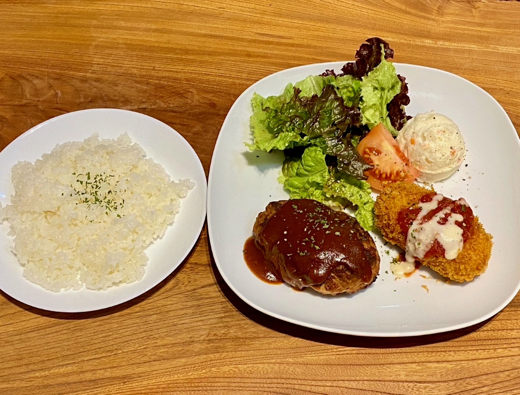手ごねハンバーグと蟹クリームコロッケのプレート