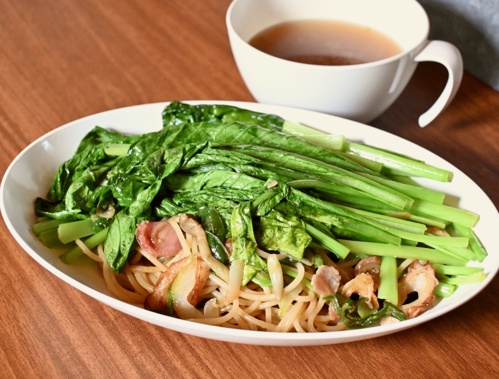 特盛野菜の和風パスタとコンソメスープのセット