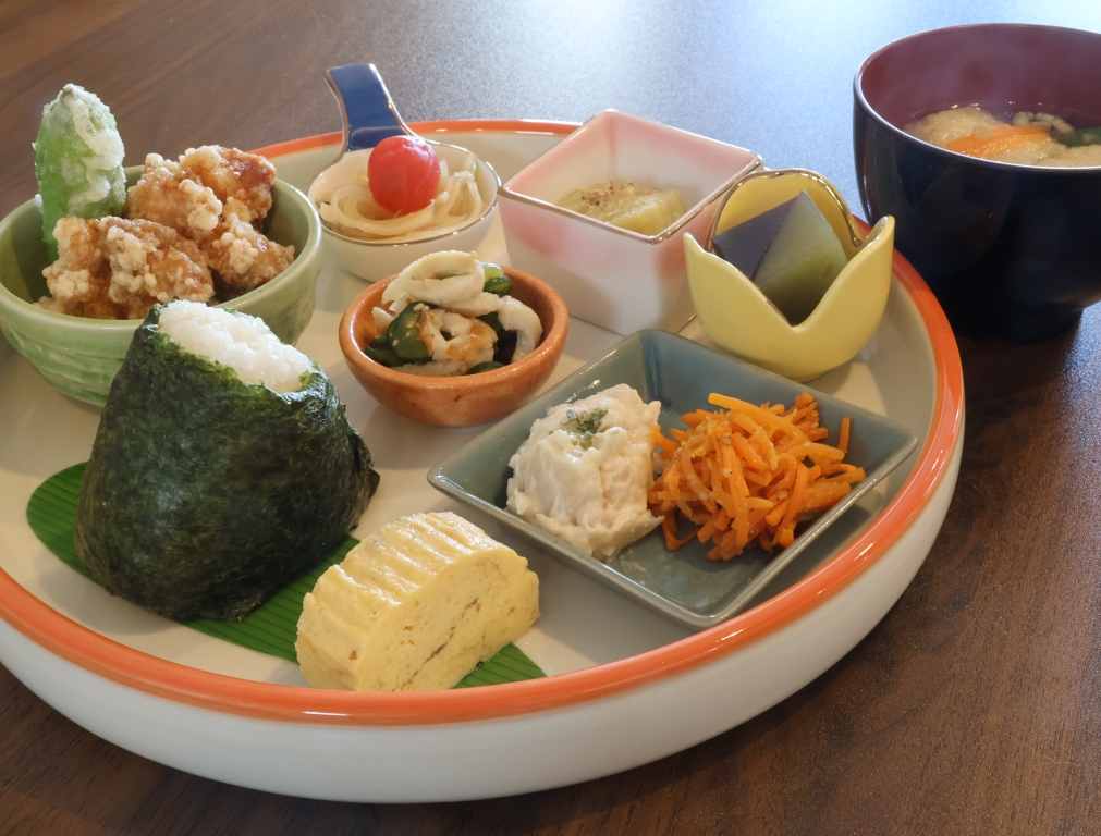 塩むすび御膳（みそ汁付き）