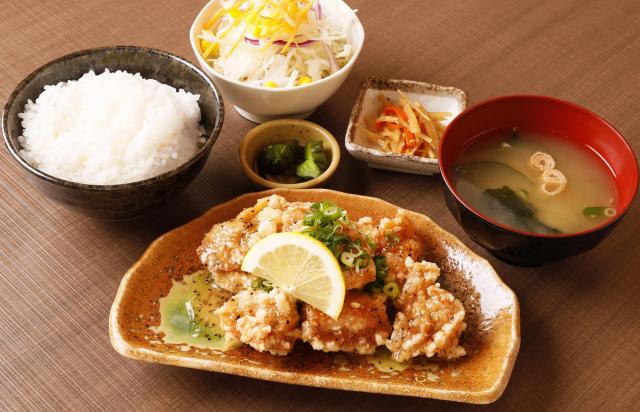 キニナルッ 注文時にタウン情報まつやま見たで 塩だれからあげ定食 をワンコインで提供 キニナルっ タウン情報まつやま Com キニナルッ 注文時にタウン情報まつやま見たで 塩だれからあげ定食 をワンコインで提供 キニナルっ タウン情報まつやま Com