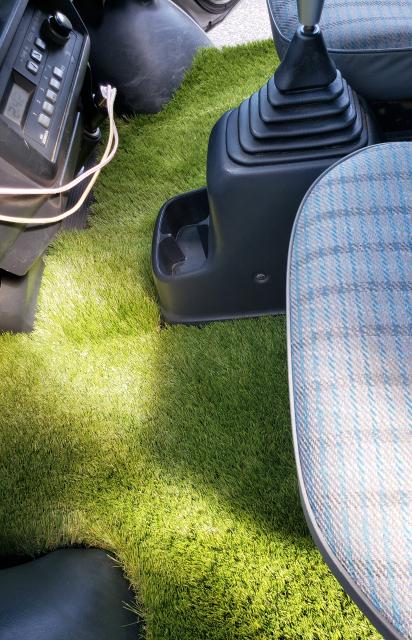 ［キニナルッ］人工芝生の新しい使い方ふかふかのフロアマットで車内を快適に！