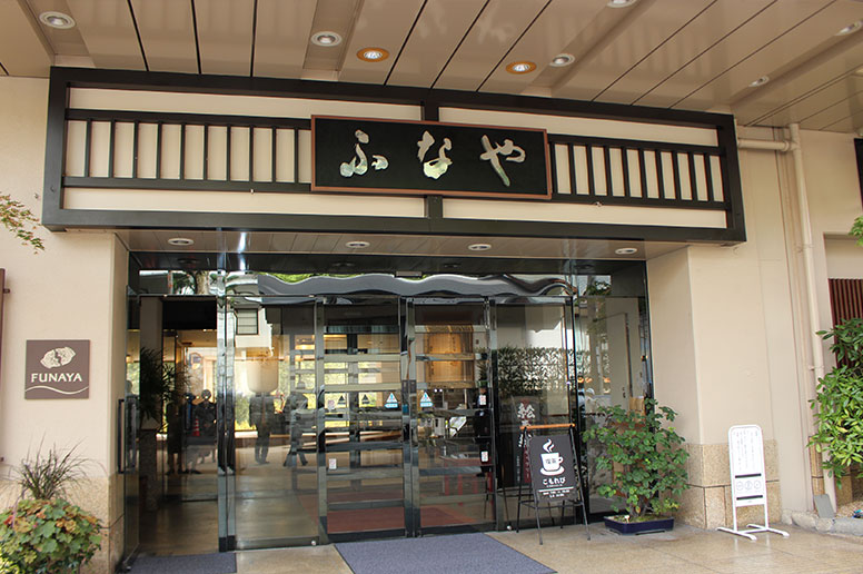 庭園を眺めながらくつろぎのひとときを過ごして