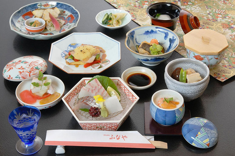老舗旅館ならではのもてなしと料理を堪能