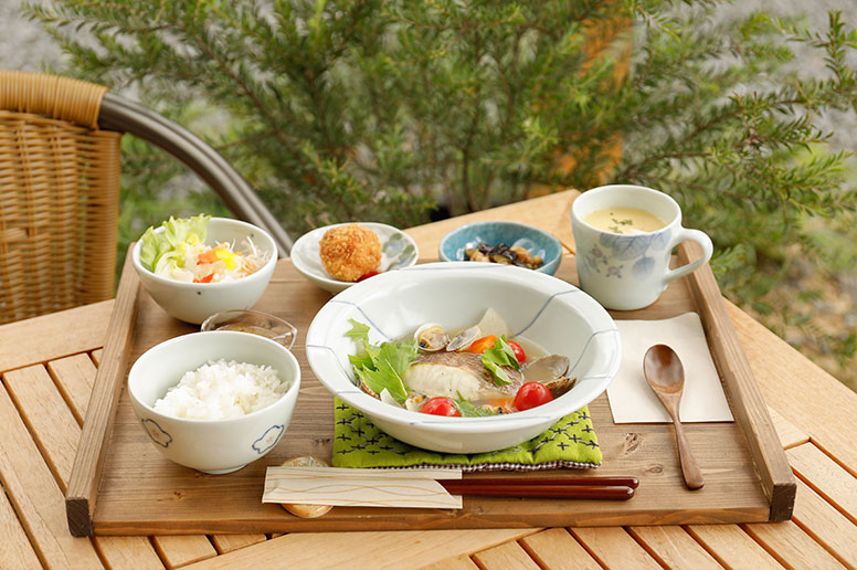 砥部焼と美しい風景を楽しむカフェ