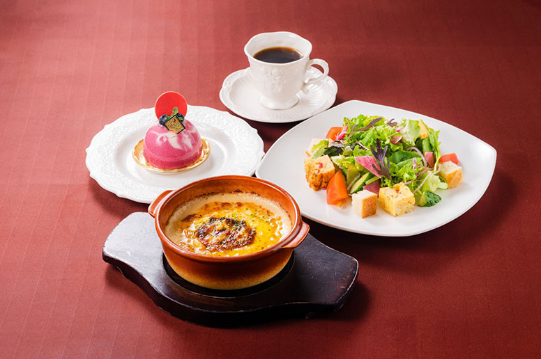 美しいリゾート空間で料理とスイーツを楽しんで