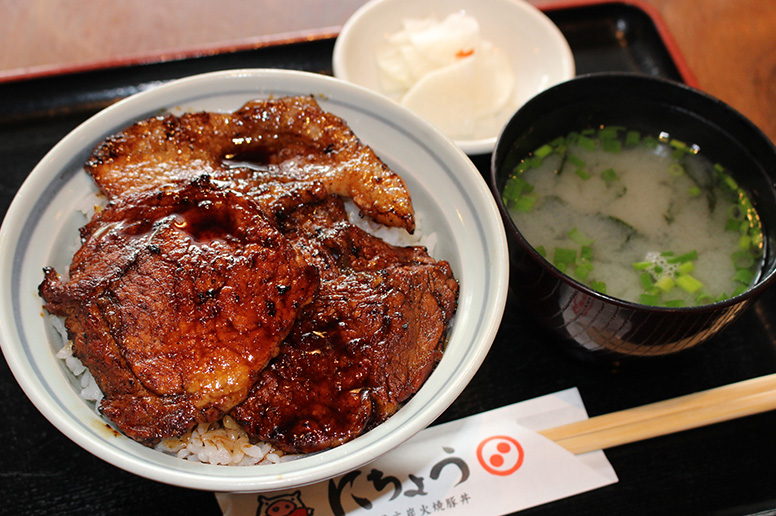 どちらも推し! 豚丼とうどんの二枚看板店