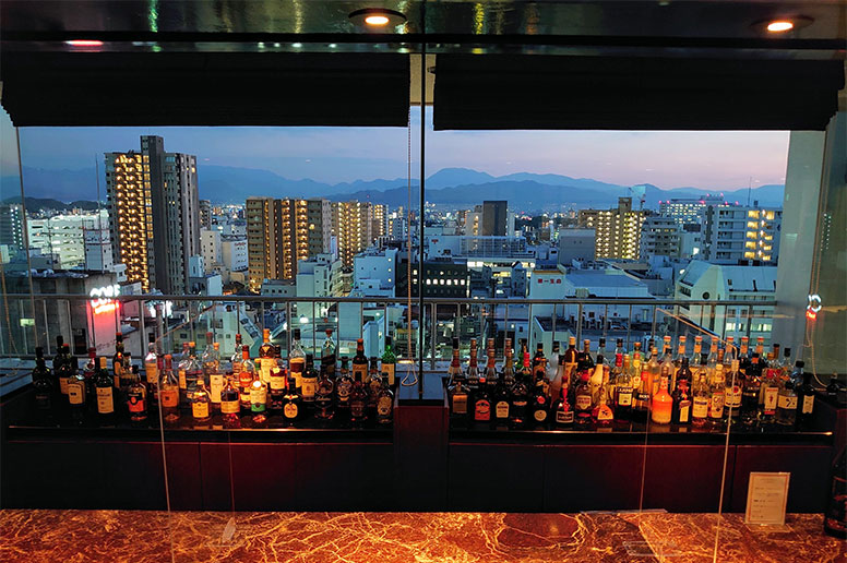 美しい夜景と美味しい酒に酔いしれる、大人の雰囲気のシックなバー