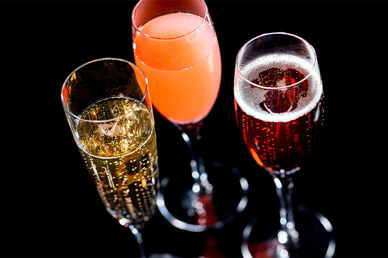 美しい夜景と美味しい酒に酔いしれる、大人の雰囲気のシックなバー
