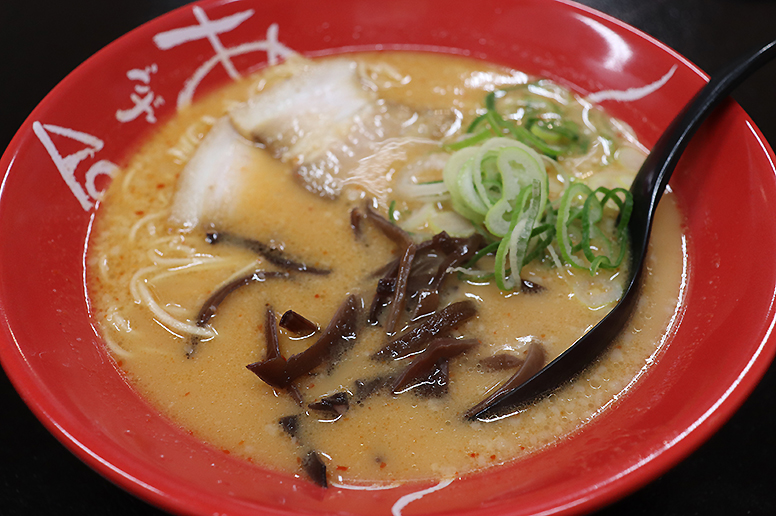 こってりとした豚骨ベースのスープが人気