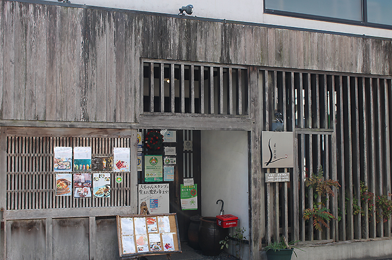 城下町にあるランチとスイーツが人気の店